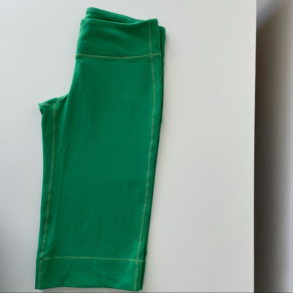 Vintage Luluemon Green sz 6 crop - Picture 10 of 12